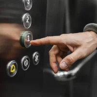 Electroimanes en automatización industrial para clasificar, bloquear y sujetar