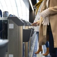 mano sujetando el telefono de cerca e1754467279818