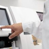 medico que trabaja en una clinica de oftalmologia 1 e1754467312413